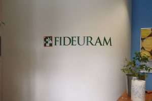 logo adesivo fideraum